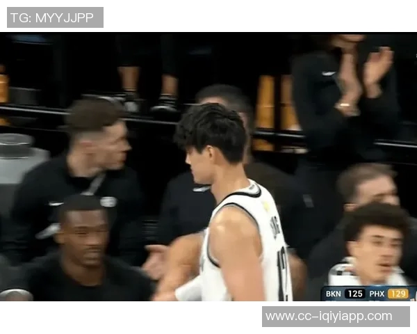 曾凡博全力以赴抢断狄龙皮球倒地争抢引发犯规争议 曾凡博全力以赴抢断狄龙皮球倒地争抢引发犯规争议