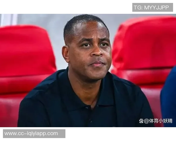 印尼主帅克鲁伊维特赛后情绪失控怒砸椅子眼眶泛红引发关注