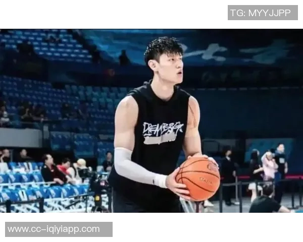 曾凡博在篮网首秀穿韦德之道12展现出色表现引发球迷热议