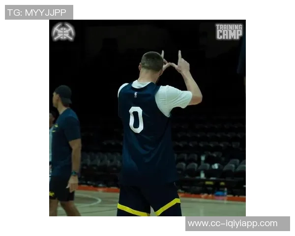 约基奇底线运球转身秀技艺精妙甩传助攻令人惊叹 约基奇底线运球转身秀技艺精妙甩传助攻令人惊叹