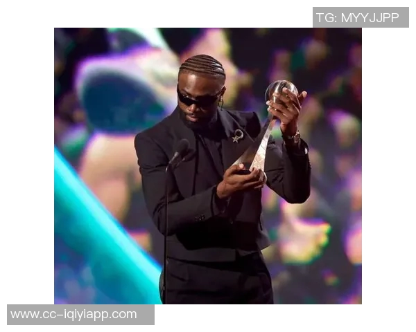 杰伦布朗赛场趣事发际线失守OG球衣遭殃引发球迷热议