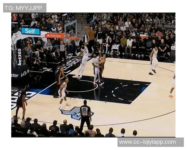 哈克斯空切接球一气呵成单臂隔扣文班亚马震撼全场 哈克斯空切接球一气呵成单臂隔扣文班亚马震撼全场